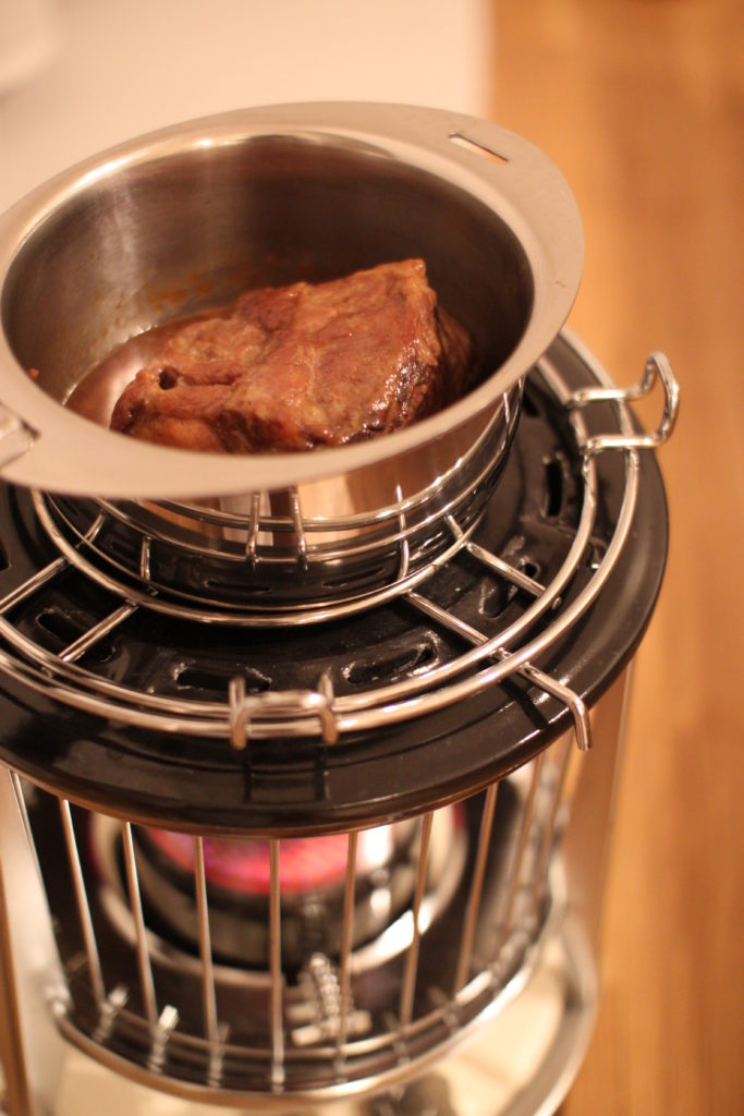ストーブの上で焼き豚を調理
