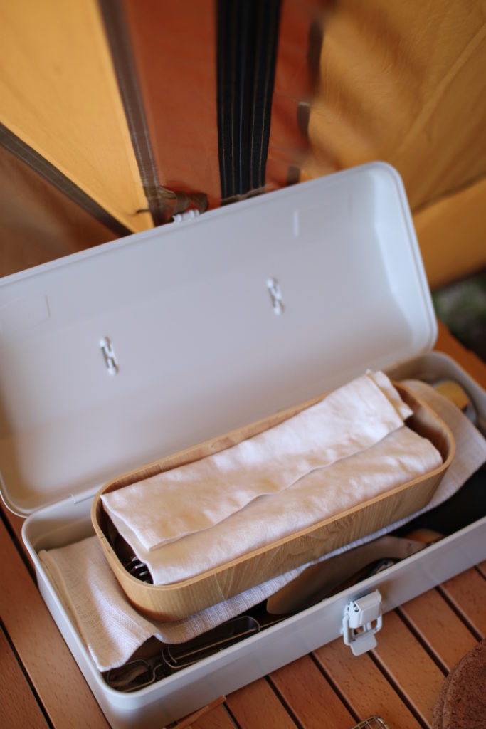 キャンプ用の調理グッズの収納にも無印のスチール工具箱