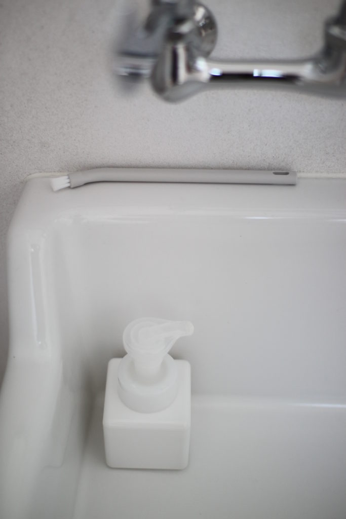 洗面の排水溝掃除に無印の隙間掃除シリーズがぴったり。