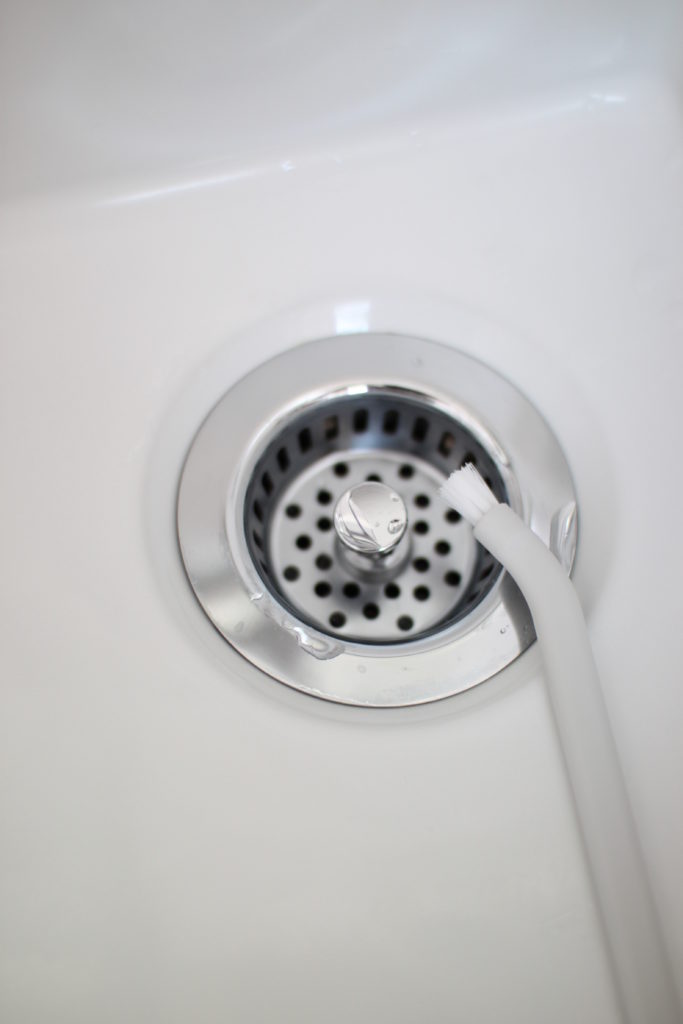 洗面の排水溝掃除に無印の隙間掃除シリーズがぴったり。