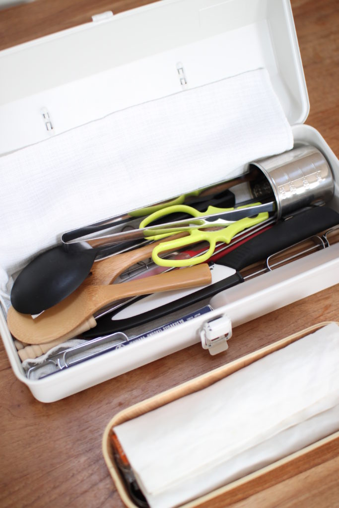 無印の工具箱に調理器具がぎっしり詰まってます