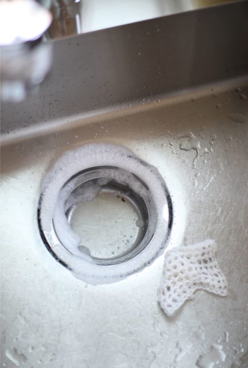 泡で出てくる洗剤スプレーで排水口もきれいをキープ
