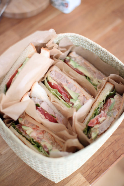 かごにサンドイッチを詰めてピクニック