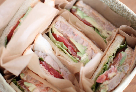 かごにサンドイッチを詰めてピクニック